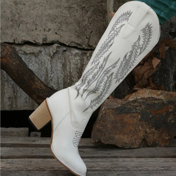 White Western Cowboy Boot Embroidery Detailing - Picture 4 of 5